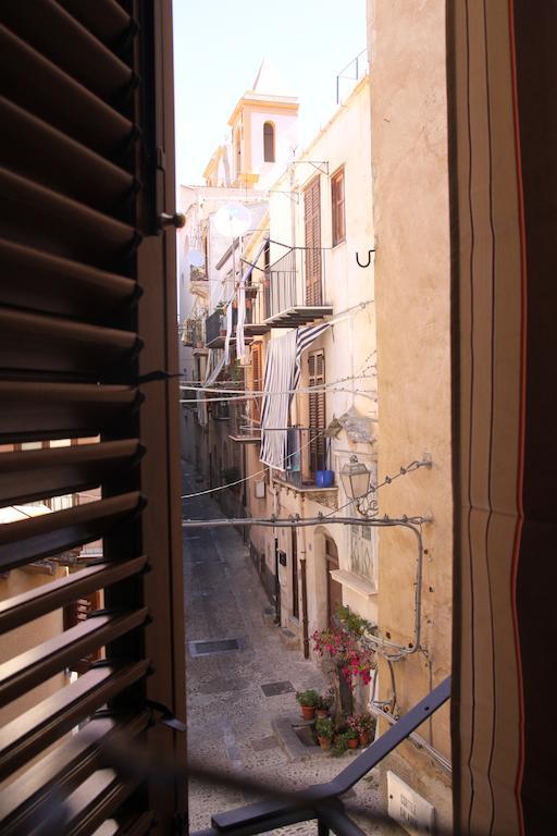 La Finestra Sotto La Rocca Apartment Cefalu Room photo